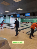 Turnaj v bowlingu.